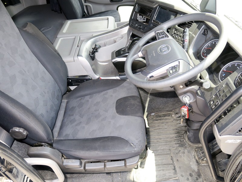 中古トラクタ UDトラックス クオン