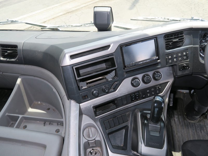 中古トラクタ UDトラックス クオン