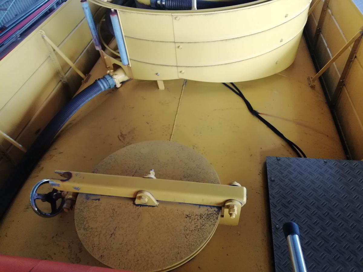 中古散水車 三菱ふそう ファイター