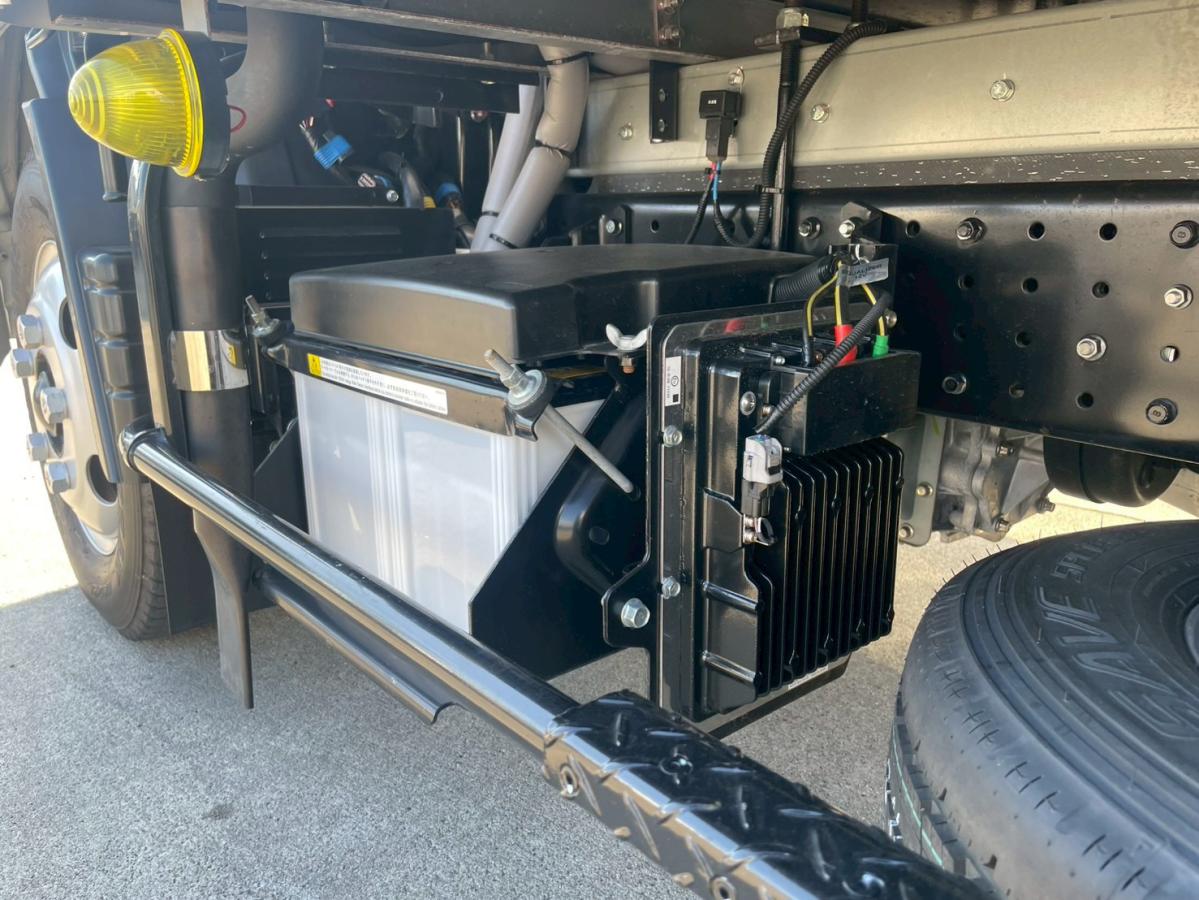 中古冷凍バン 三菱ふそう キャンター