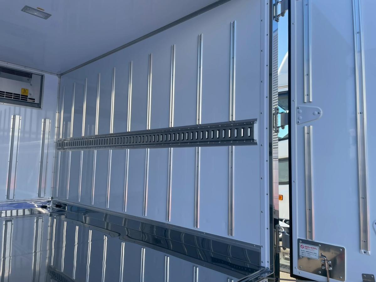 中古冷凍バン 三菱ふそう キャンター