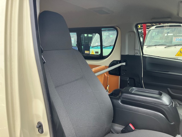 中古バス トヨタ ハイエース