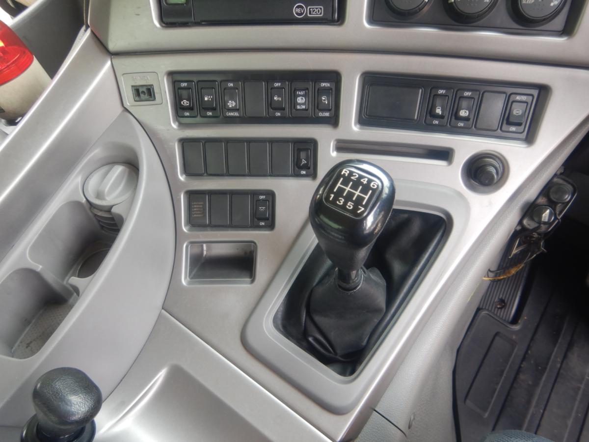 中古粉粒体運搬車 UDトラックス クオン