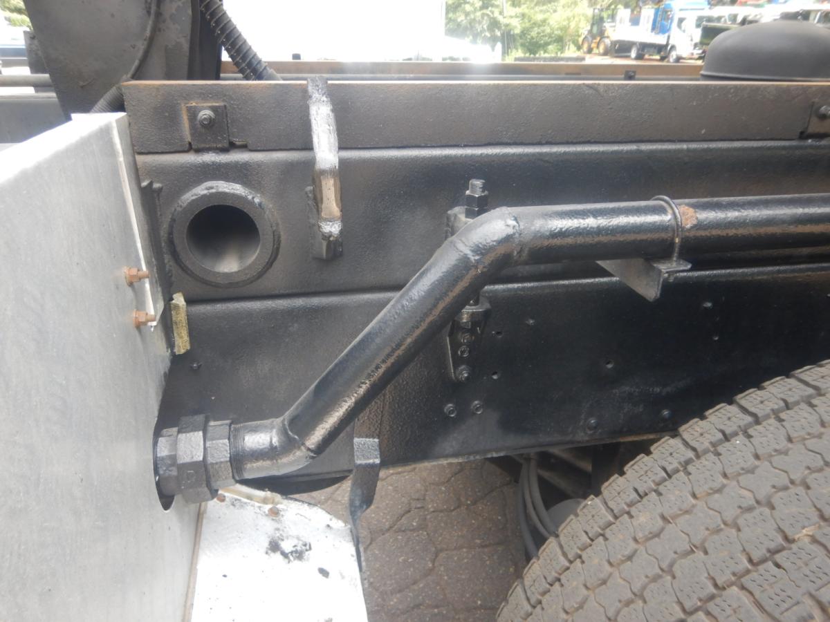 中古粉粒体運搬車 UDトラックス クオン