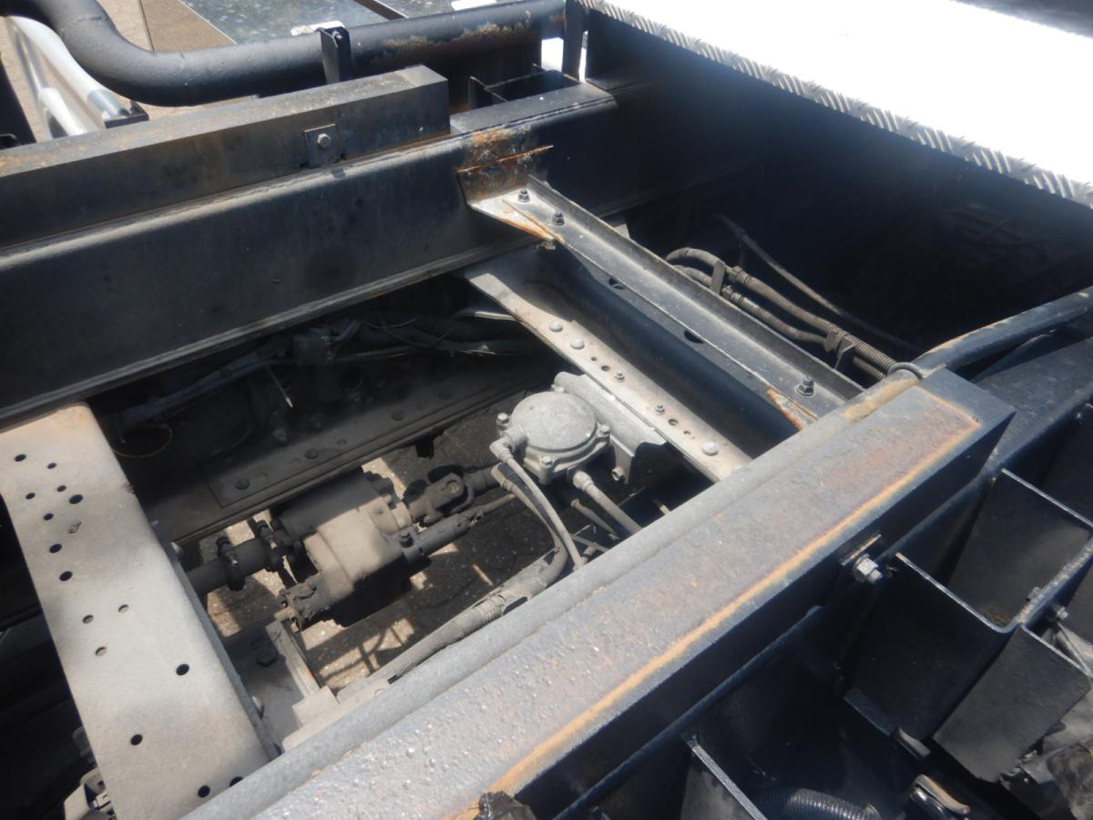 中古粉粒体運搬車 UDトラックス クオン