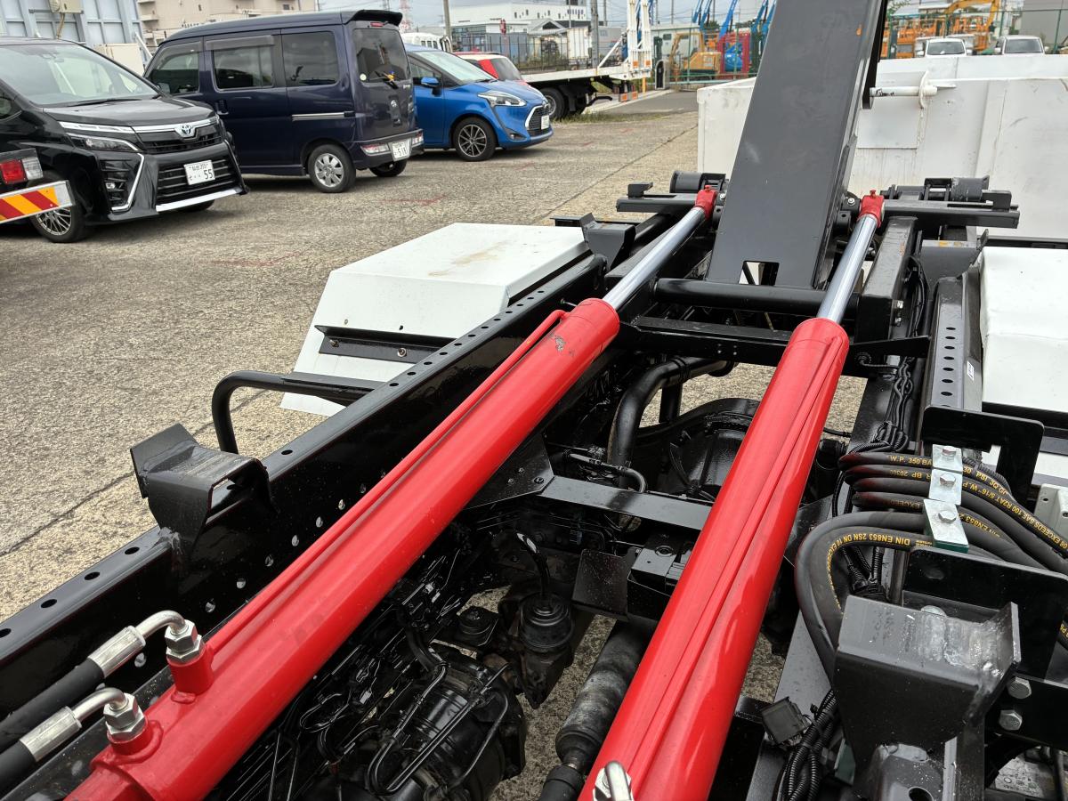 中古コンテナ車 いすゞ エルフ /上物ほぼ新品、3tアームロール、箱付 