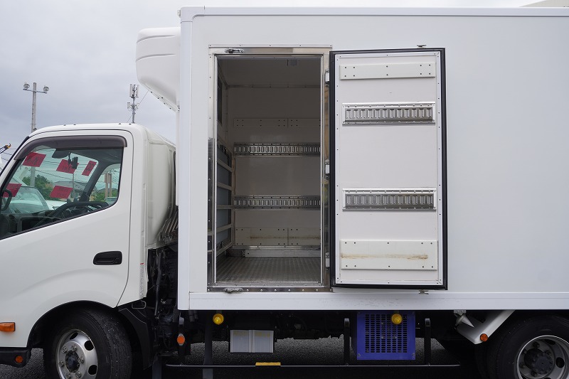 中古冷凍バン 日野 デュトロ /H30 11.6万km 6MT -30度 格納ゲート
