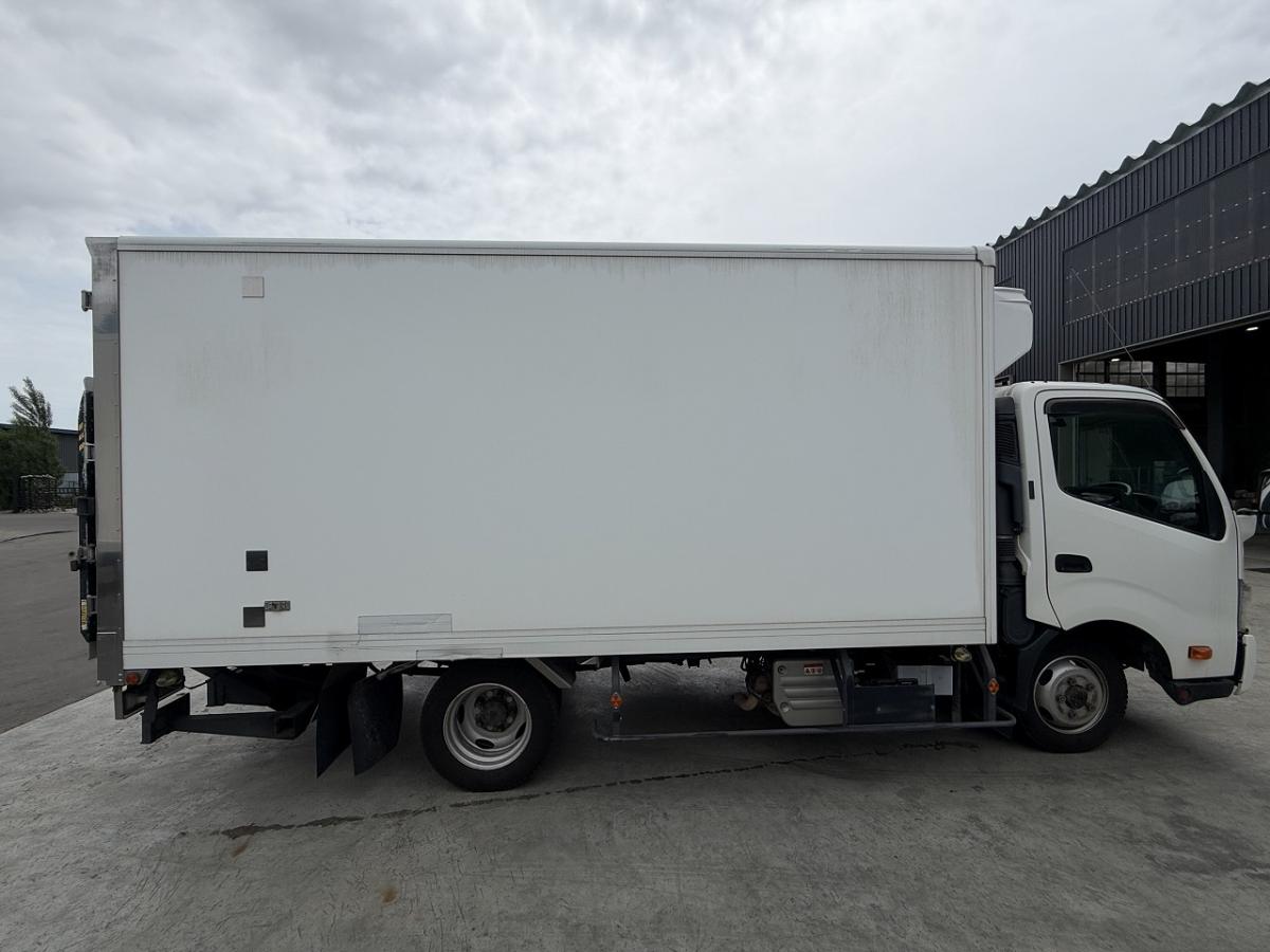 中古冷凍バン 日野 デュトロ /日野/2t冷凍バン跳ね上げPG/4WD
