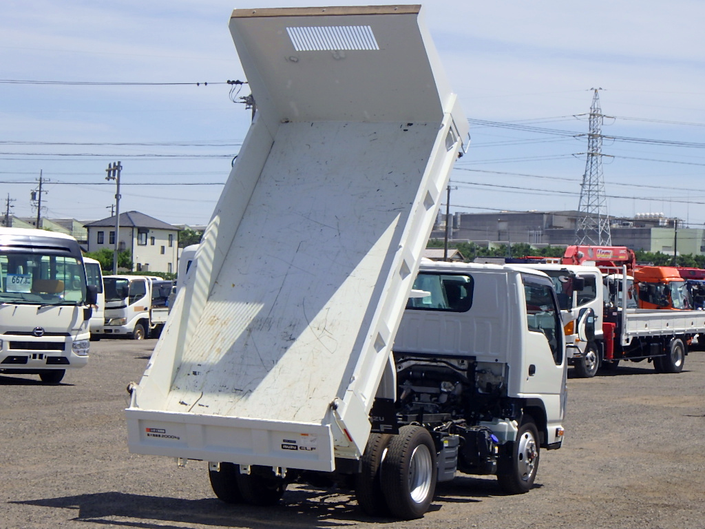 中古ダンプ いすゞ エルフ /R4年☆土砂ダンプ 4WD 2t 歩み掛け 中間